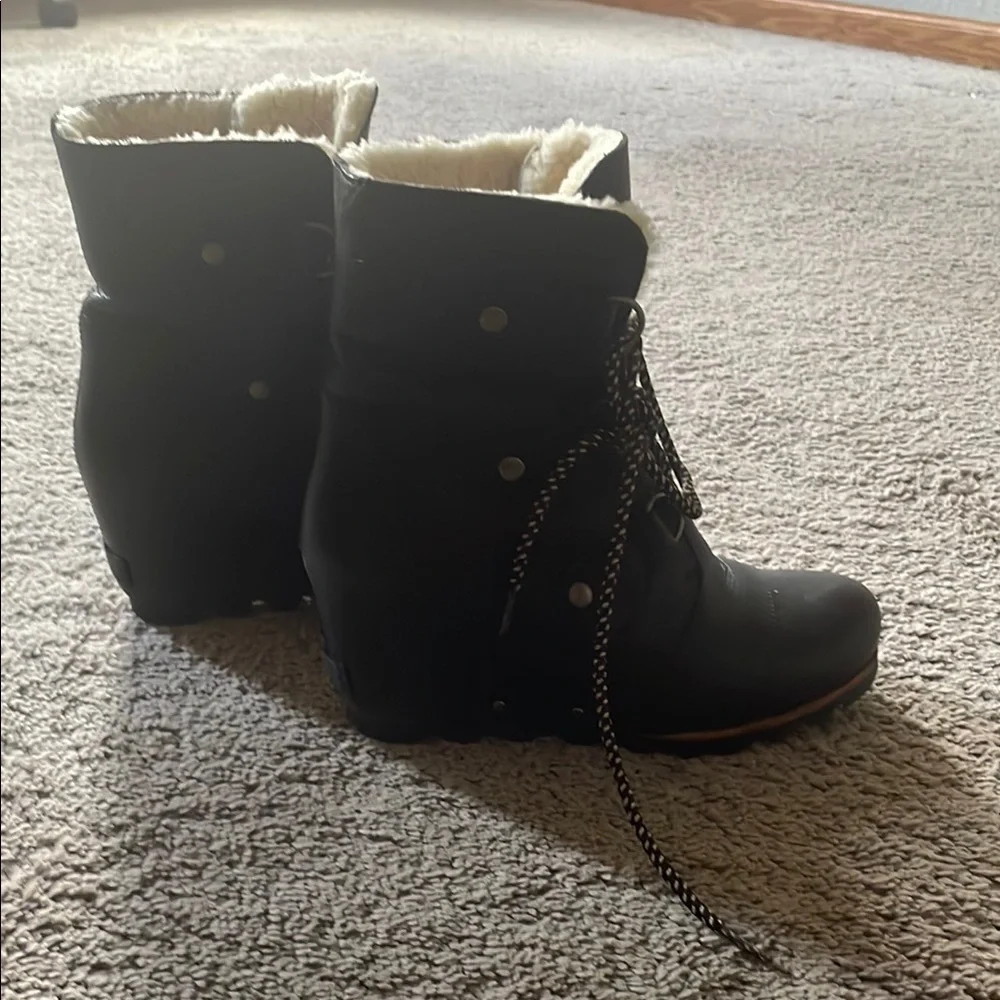 Women's Black Winter Boots - Picture 1 of 6